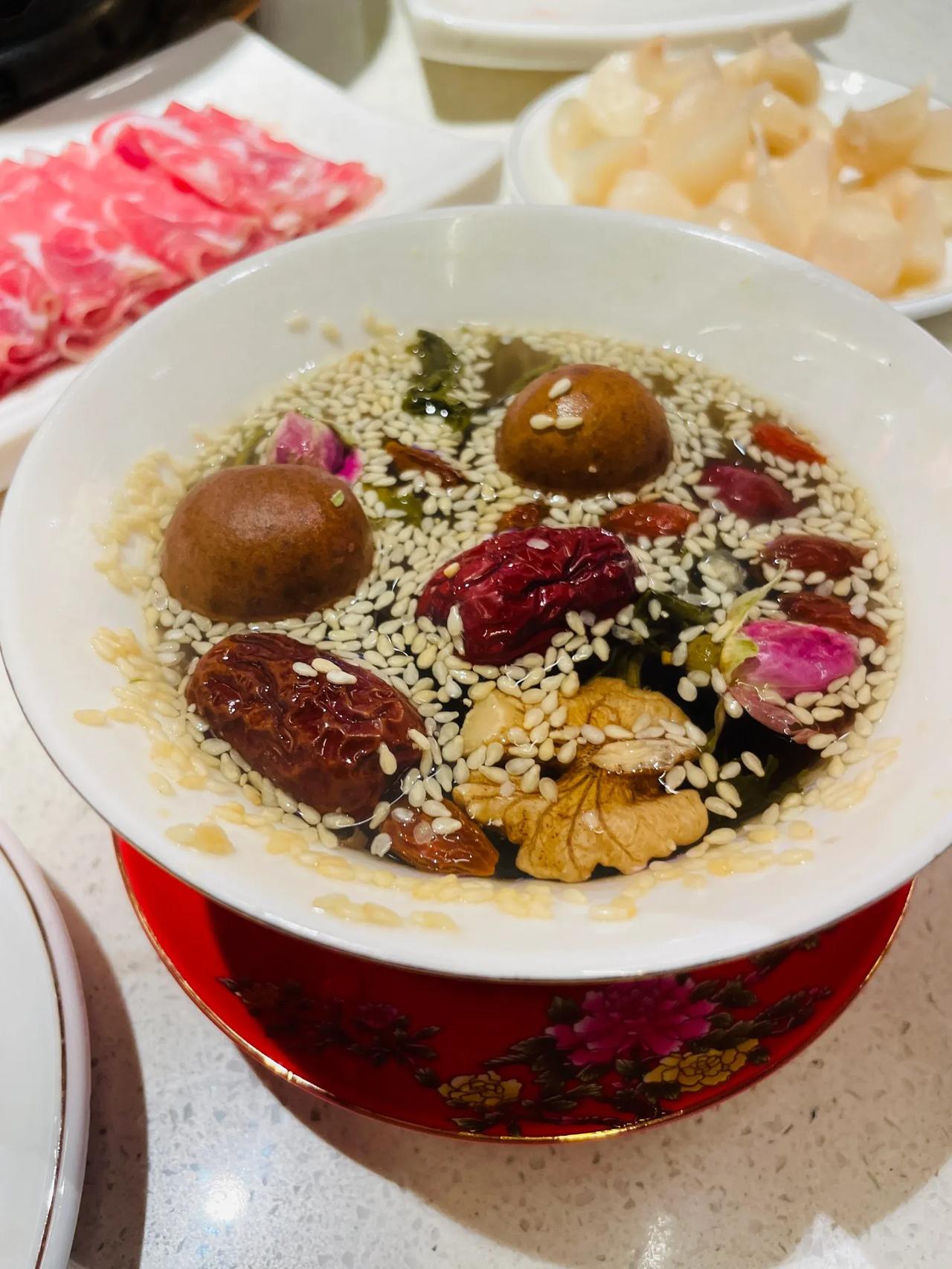 朋友推荐说一定要去的羊滩滩涮肉火锅，成都三家店品质都一样的好；很适合和朋友一起打