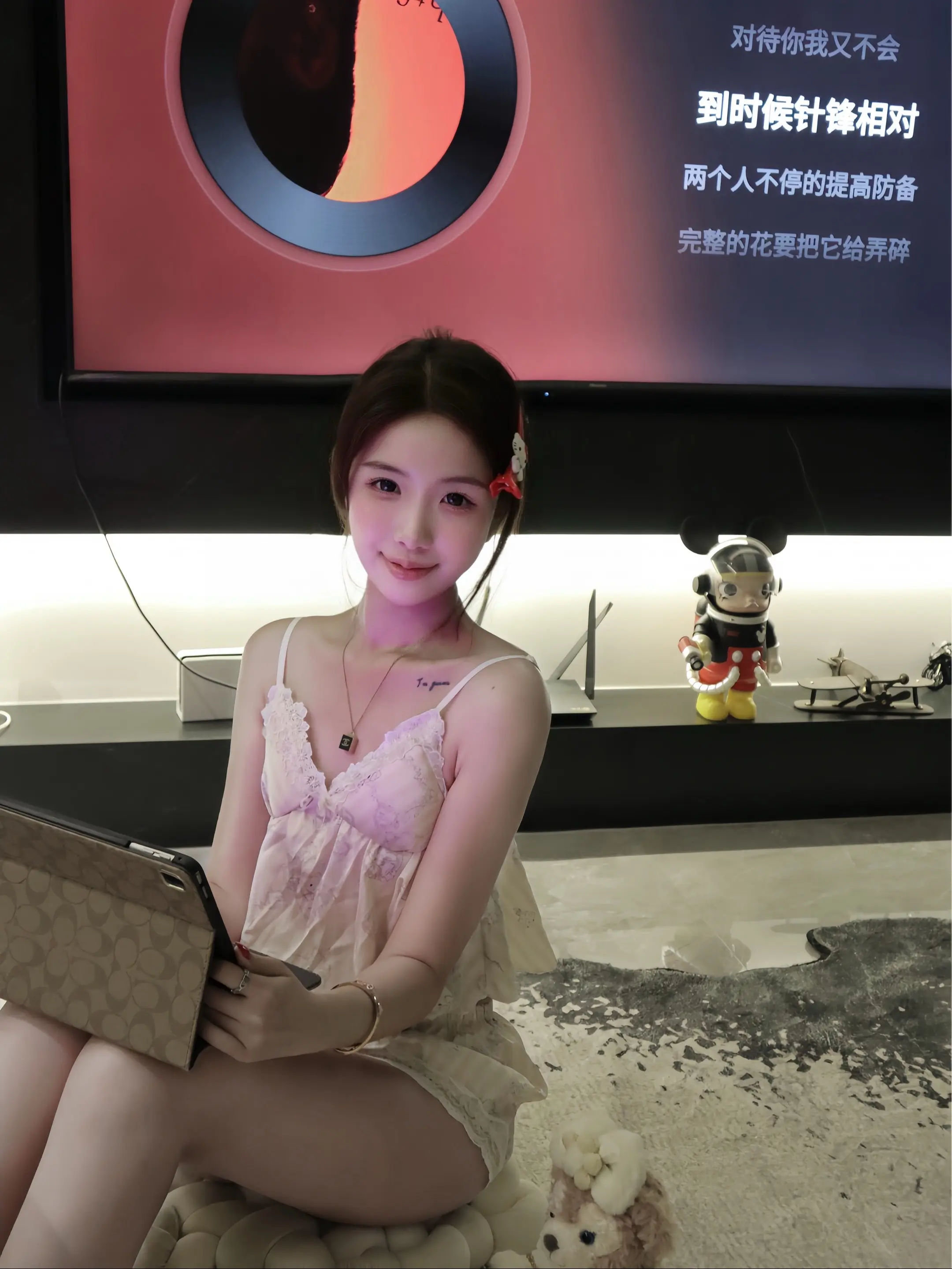 大部分的时间 我是爱钱爱自由的  当看到别人幸福的时候  我又觉得幸福胜过一切
