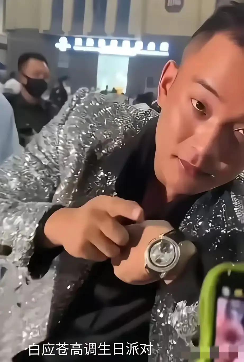 11月4日，新加坡议会通过一项法律，将对电诈分子处以鞭刑。根据罪行严重程度，最少