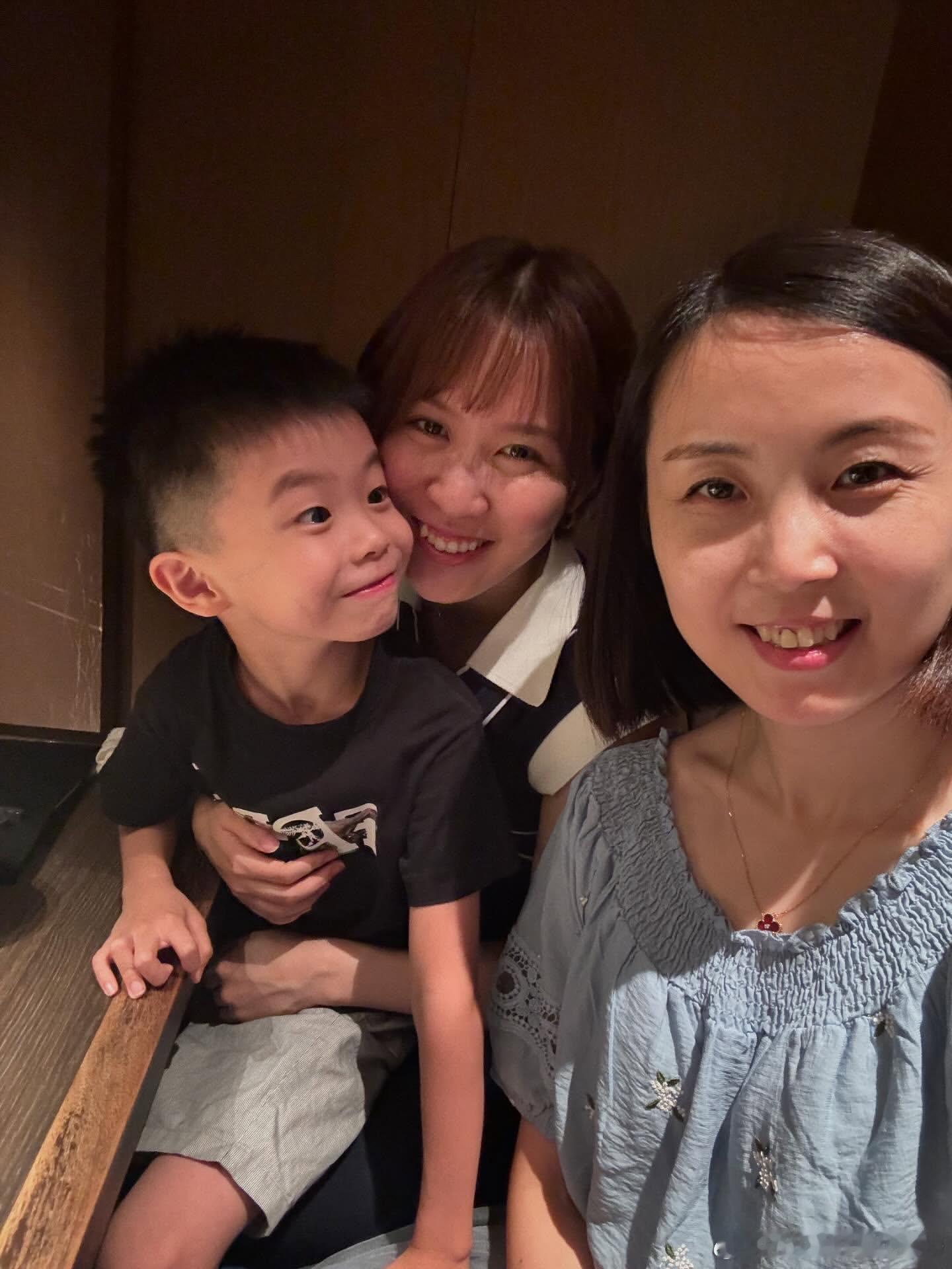平野美宇：前几天，时隔6年见到了初中时担任我教练的刘洁桑🤍还第一次见到了刘洁桑