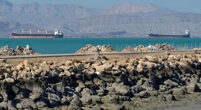 最近伊朗又一次关闭了霍尔木兹海峡，特朗普气得在白宫跳脚，连发狠话：48小时内必须