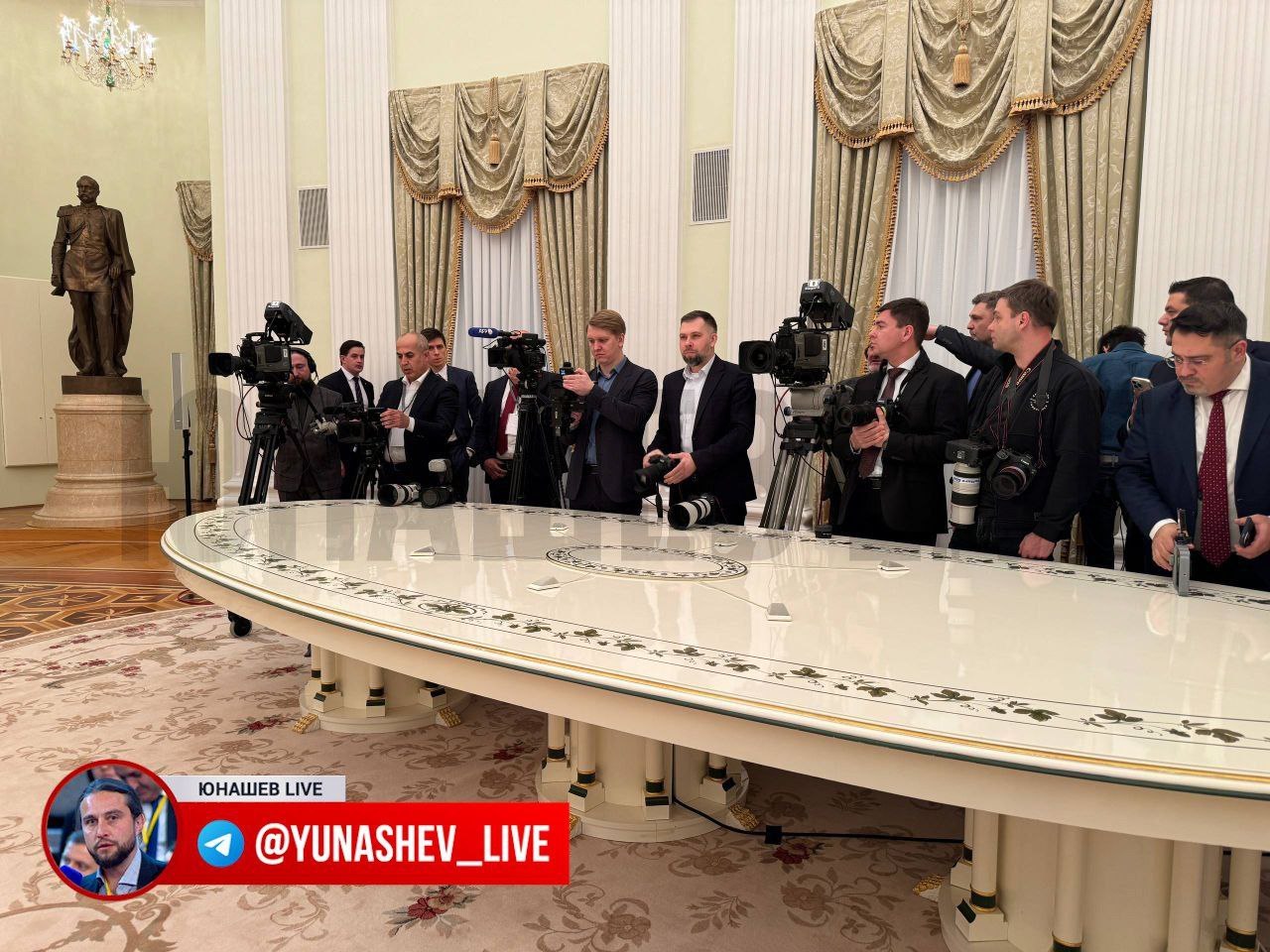 这张会议桌今天将备受瞩目。今晚晚些时候，俄美谈判将在此举行。此刻，摄影师们正占据