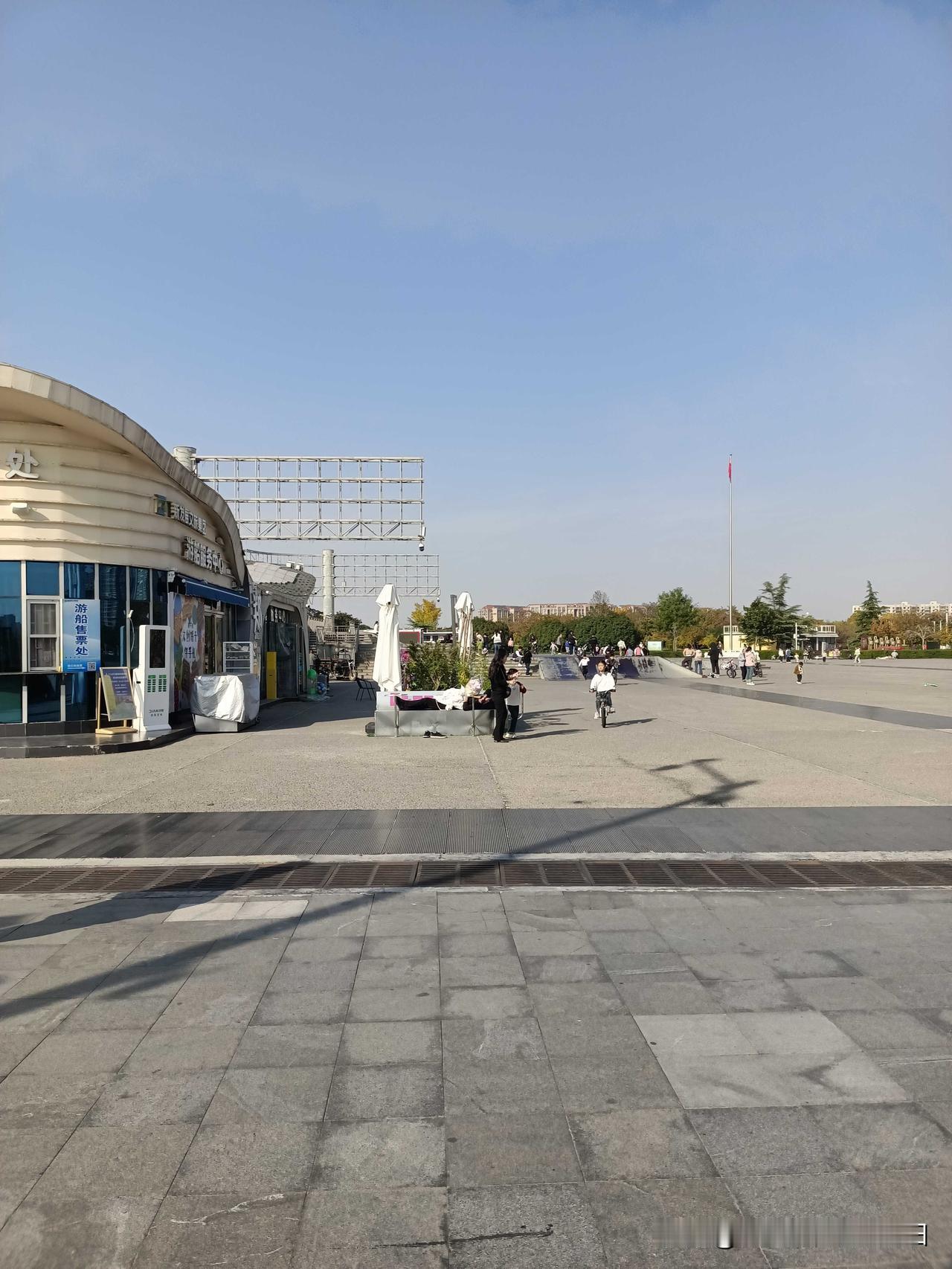 为什么闺女多了比儿子多了好
 
闺女多，是一辈子的贴心暖。她们心思细，记着父母的