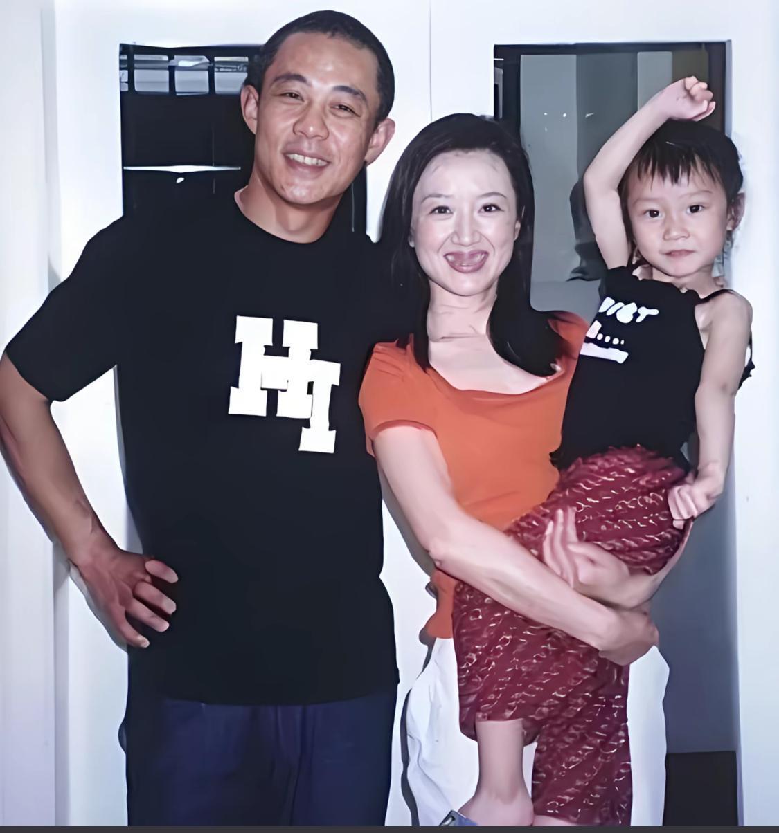 侯勇与第一任妻子以及女儿