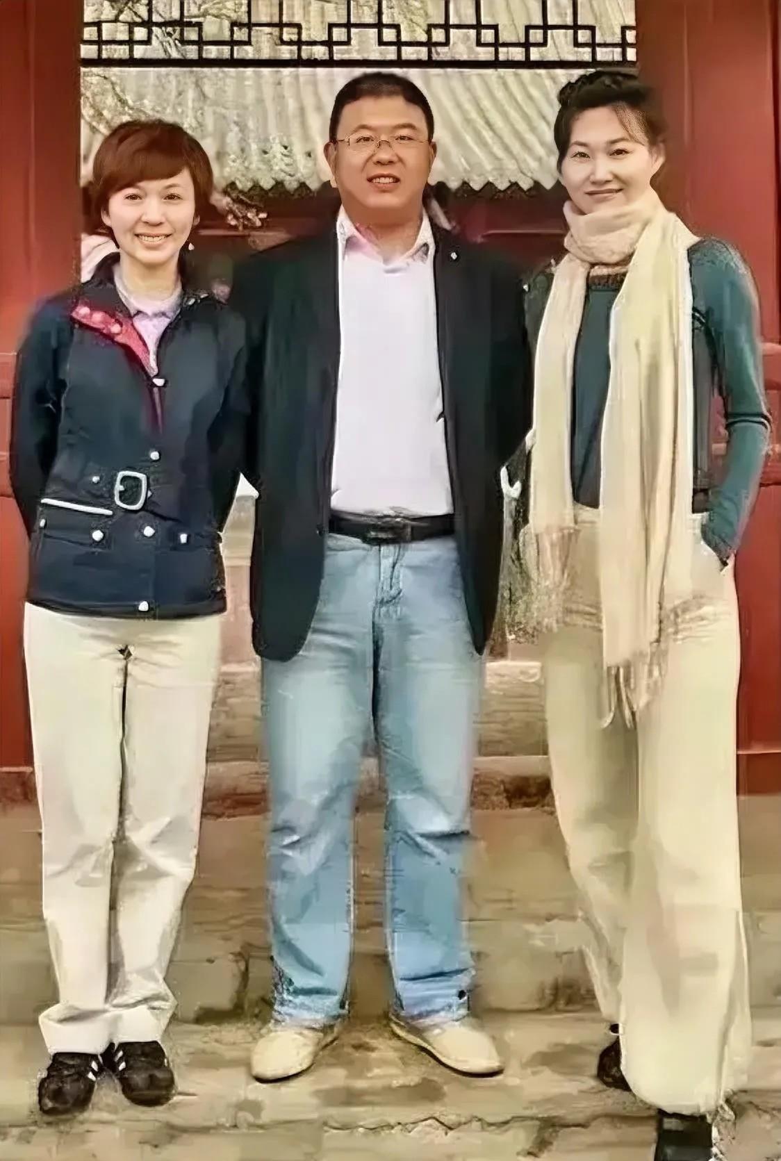 两位美女都很眼熟，很漂亮吧？这位男士是谁？身材高大，戴副眼镜，你可知道他的名字？