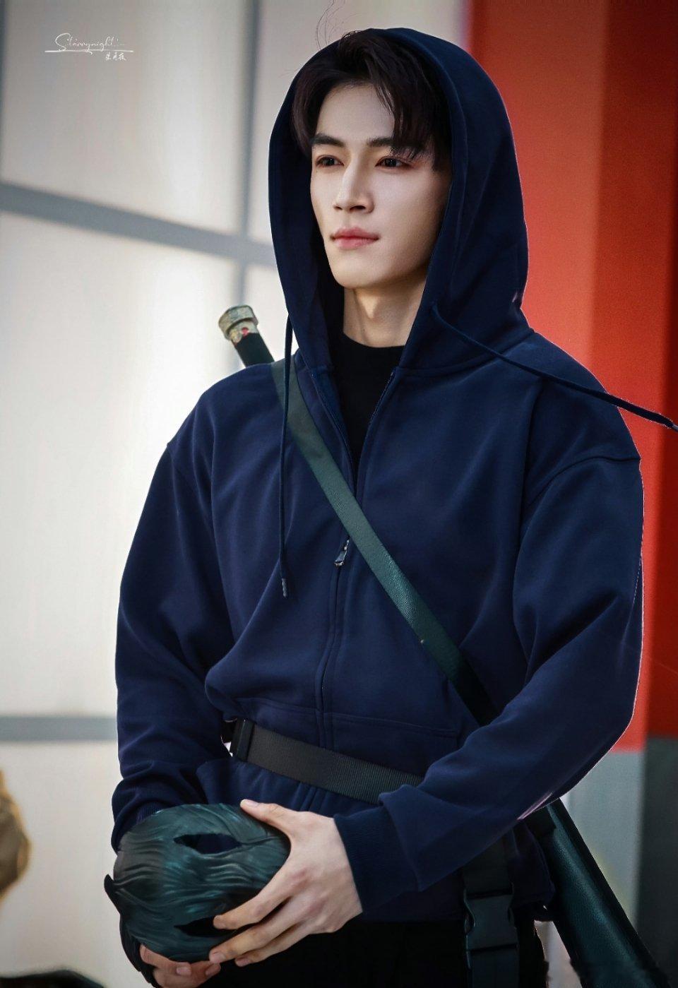 王星越COS张起灵看看，适配度咋样[鼓掌][鼓掌]？ ​​​