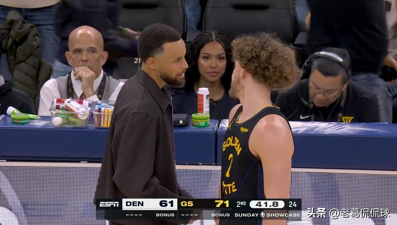 勇士巨星库里真为球队操碎了心！在今天勇士主场迎战掘金的比赛中，当时比赛进行到了第