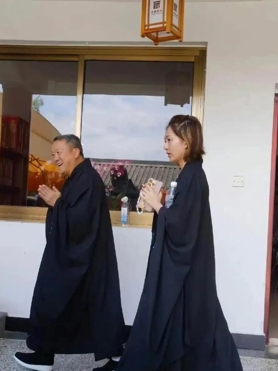 曾志伟这是在搞什么？

网友偶遇曾志伟在杭州某藏某禅某寺做义工，

难道真的是年