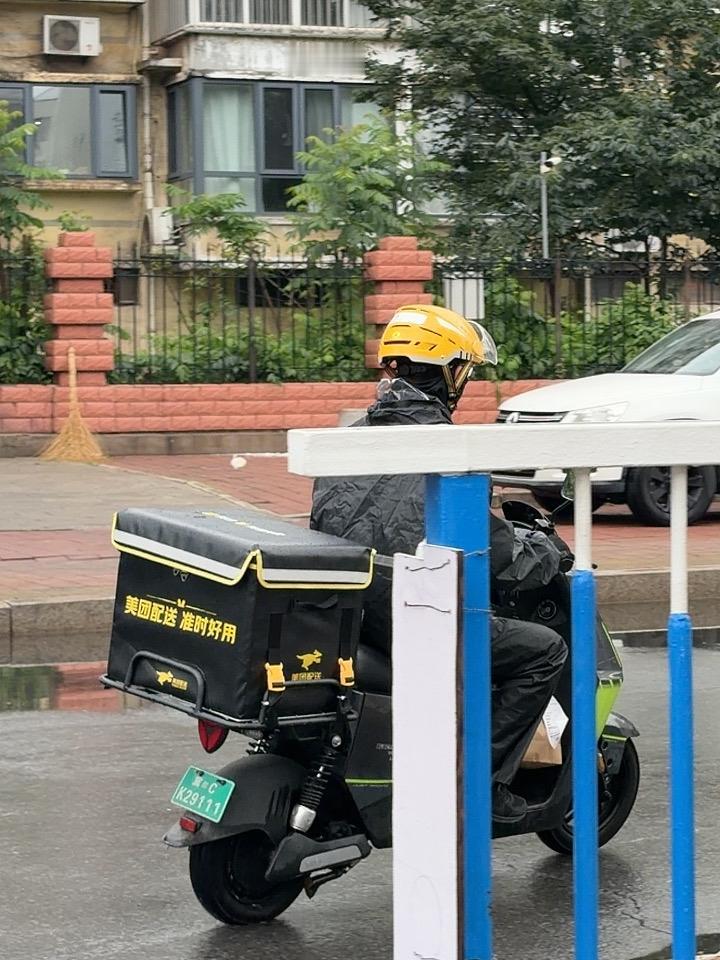 我要做热锅上的蚂蚁🐜
昨天等红绿灯🚦的时候
一个外卖小哥停在身边
他头盔上装