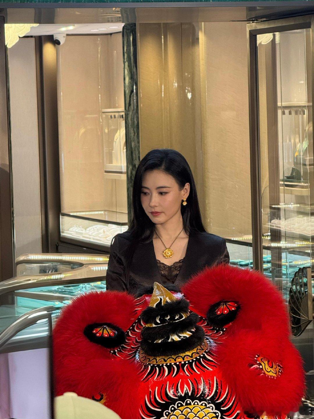 张柏芝黑丝绒西装造型这是什么人间贵女！张柏芝黑西装配长发，一举一动都好有韵味。张