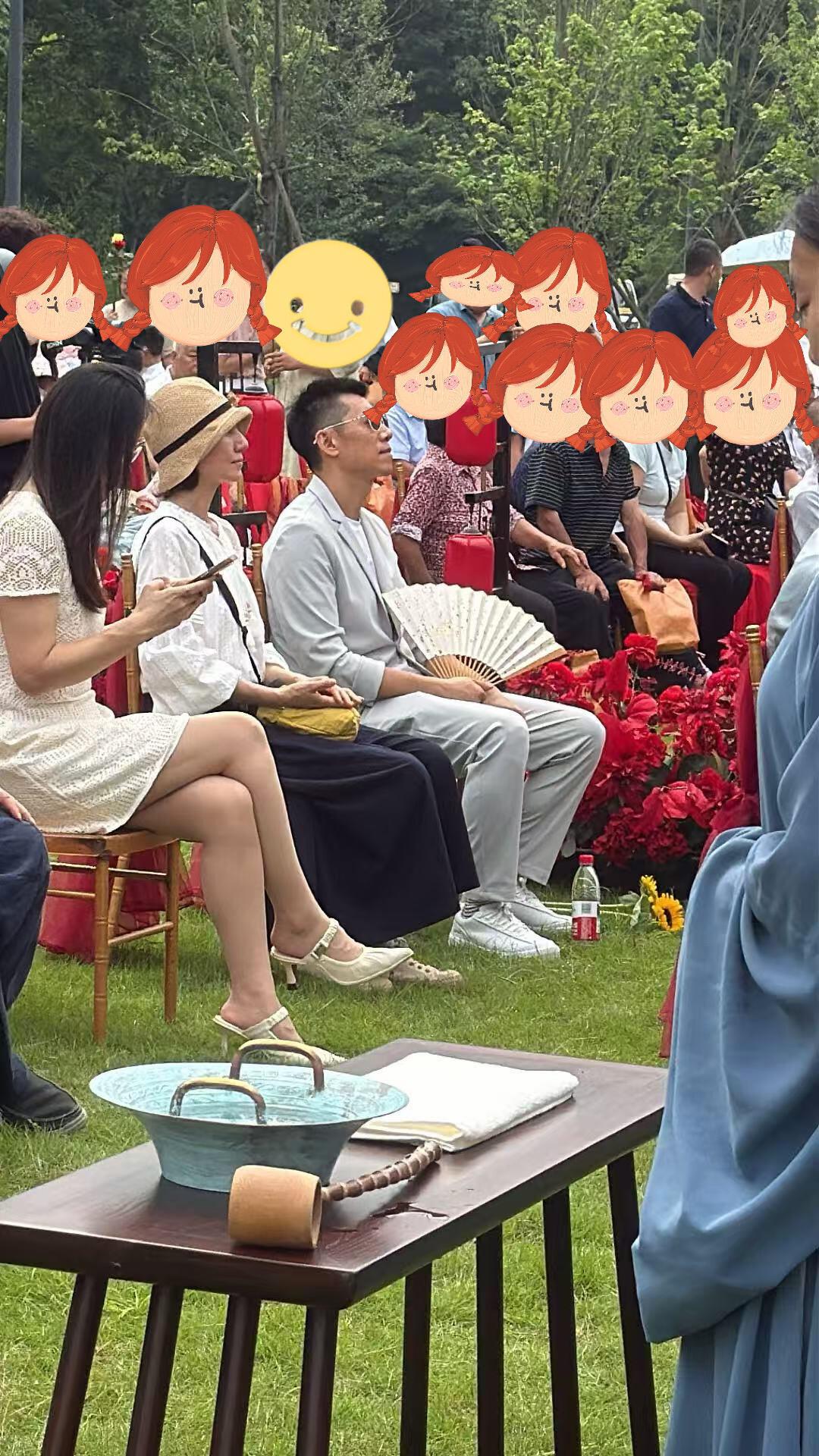 6月5日，夏雨、袁泉现身安徽齐云山参加好友户外草坪婚礼，平日里极少公开同框的二人