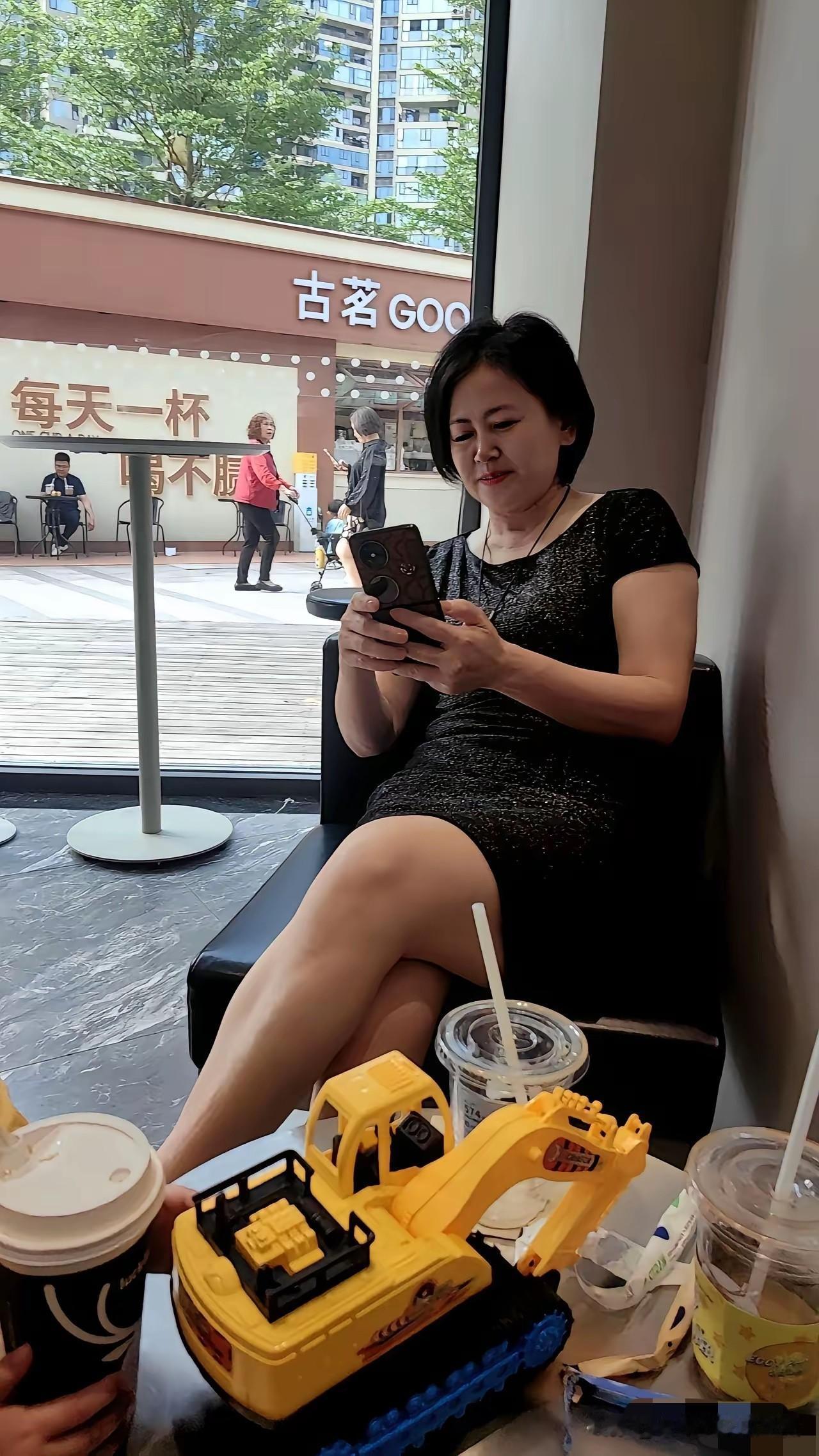 女人长得胖胖的
天堂饱满
下阔地方
肉肉的
肥而不腻
这种就是最有福气的女人
能