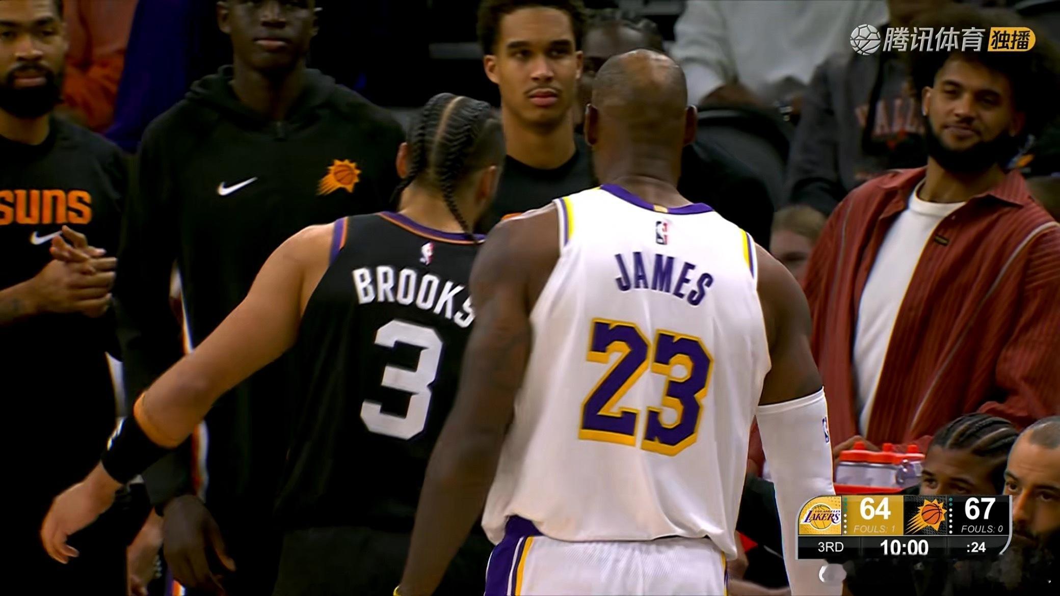 老詹造成狄龙进攻犯规，第五犯！ 