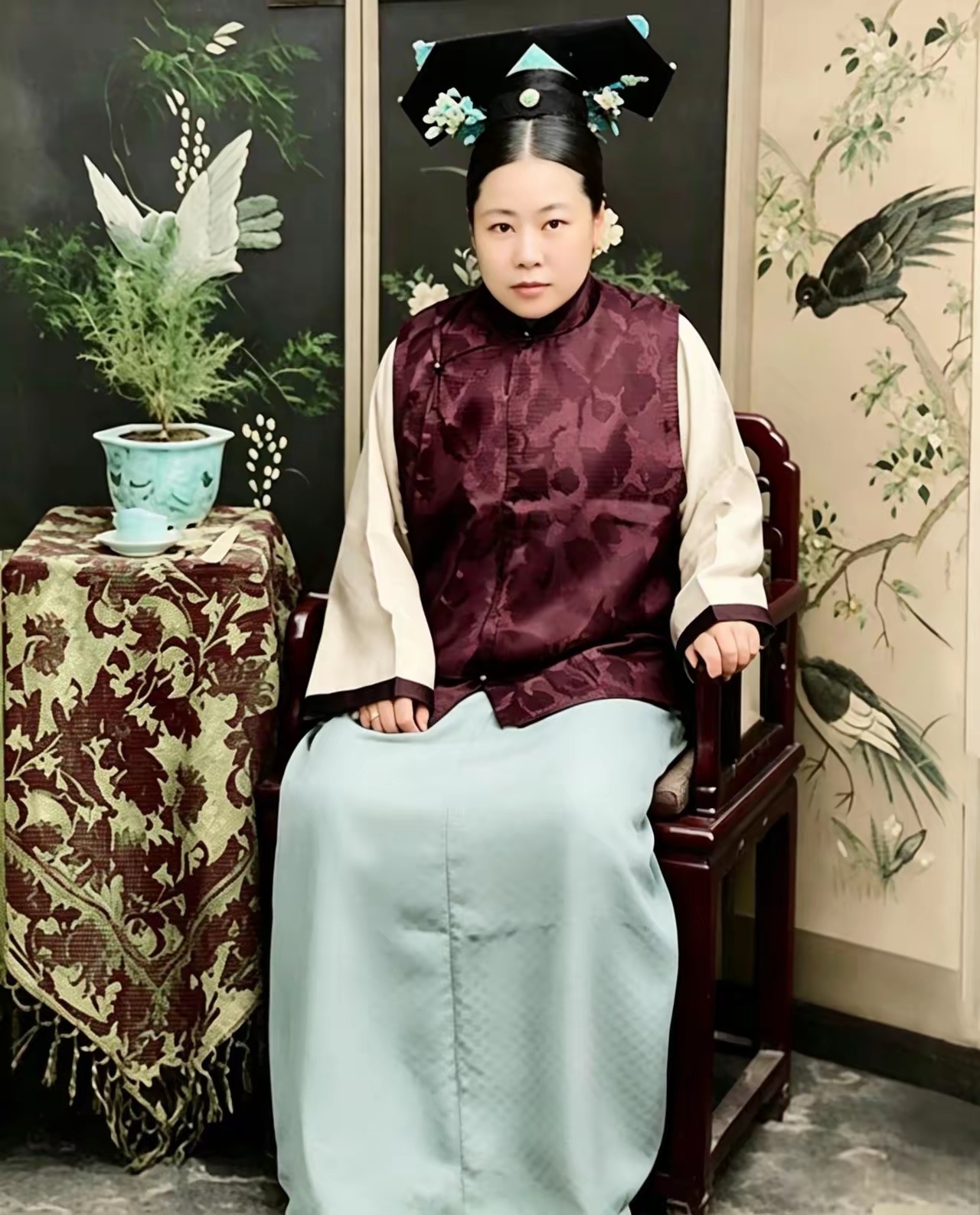 这位头戴达拉翅，内着长袍，外罩坎肩，相当富态、双目却略显呆滞的老太太，正是末代皇
