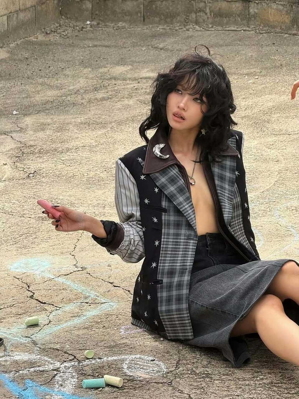 不管是小卷还是大卷发型都驾驭得特别好的田小娟呀，请大家多多支持solo吧[抱一抱