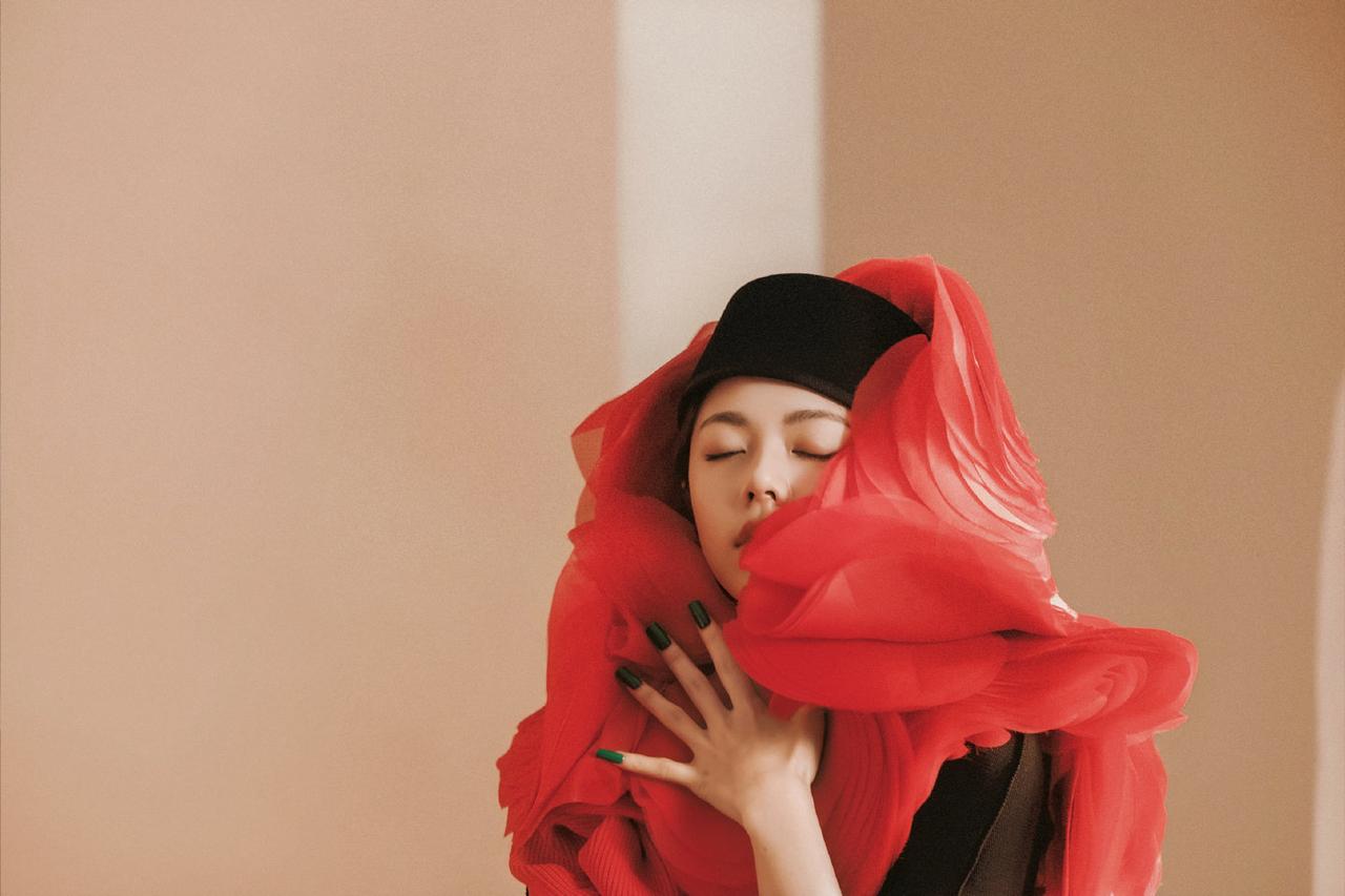 新造型，好特别[呲牙]