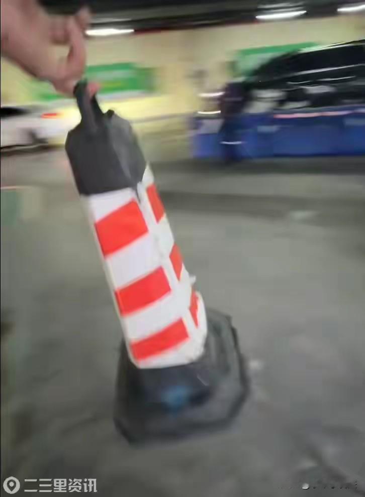 广东深圳，一网约车司机在一车站地下车库不小心压坏雪糕筒，现场管理人员开口就要20
