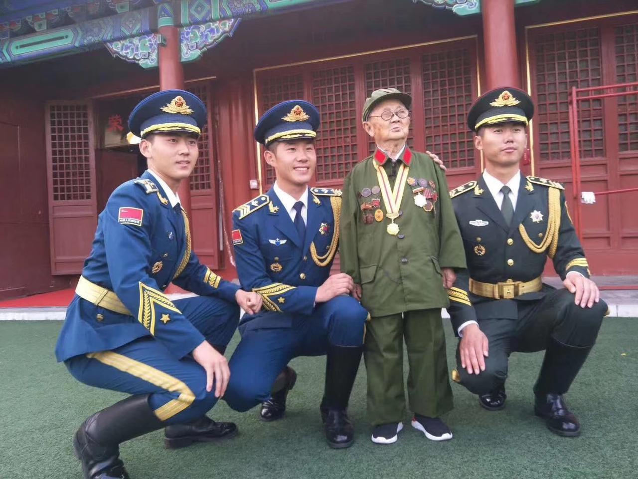 1939年，一个“小男孩”在街上碰见日军军官茨谷五雄，随后礼貌地鞠躬。然而，茨谷