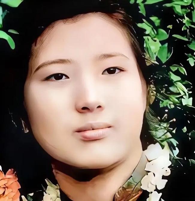 1955年，武汉女大学生吴明珠，放弃了城里的工作，趁父母不注意，连夜逃往新疆，父