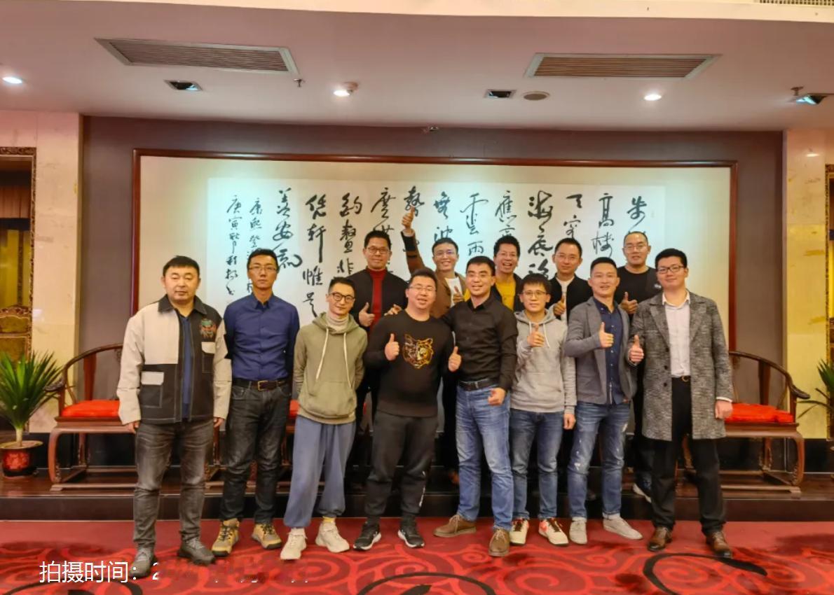 东哥饭局传统品牌享受时间红利（如脑白金时代广告性价比高），如今品牌需先靠低成本种