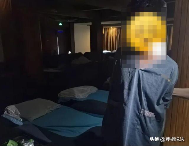 山东，两个男子心情很好，大半夜的来到一家洗浴中心享受，两个人还找了个包房，点了个