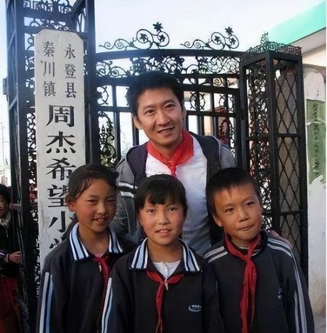55岁周杰情绪崩溃，财富难买亲情：不婚不育的人生到底值不值得？

当年红遍全国的