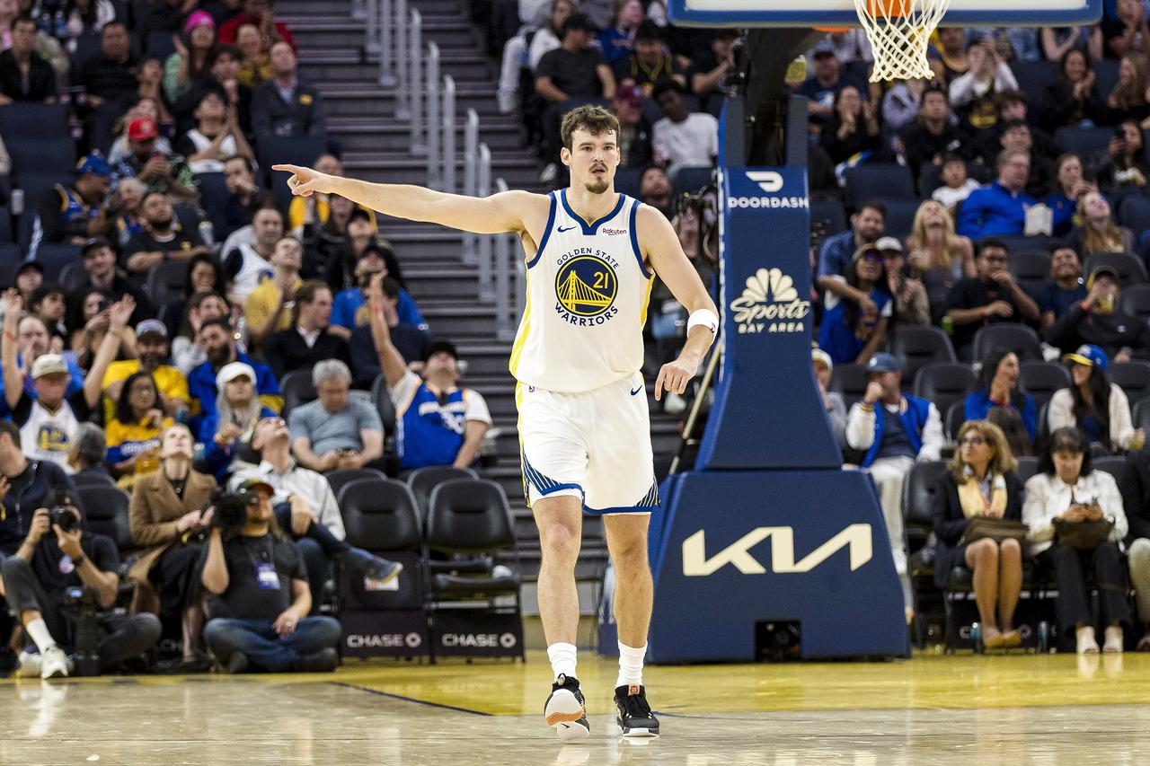 对于二年级新生来说投丢关键球就是交学费成长付出的代价！
金州勇士主场120:12