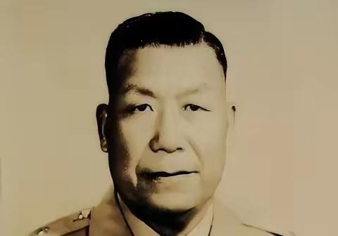 1949年蒋介石下令炸掉青岛，刘安祺表面答应，私下对亲信说：“我是山东人，老家就