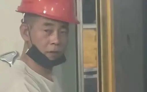 车间大哥神态酷似陈小春，同姓同龄引热议，网友留言催促认亲。

近日，有网友发布视