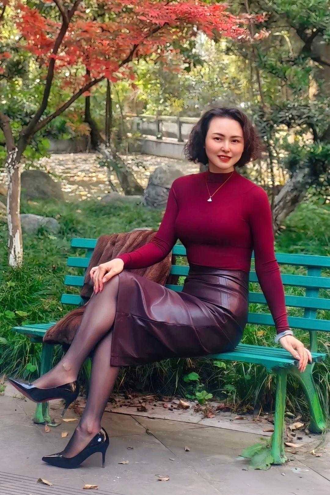 五十岁追求性感何错之有？魅力从不设保质期，自信才是最高级的性感。那些指手画脚的人