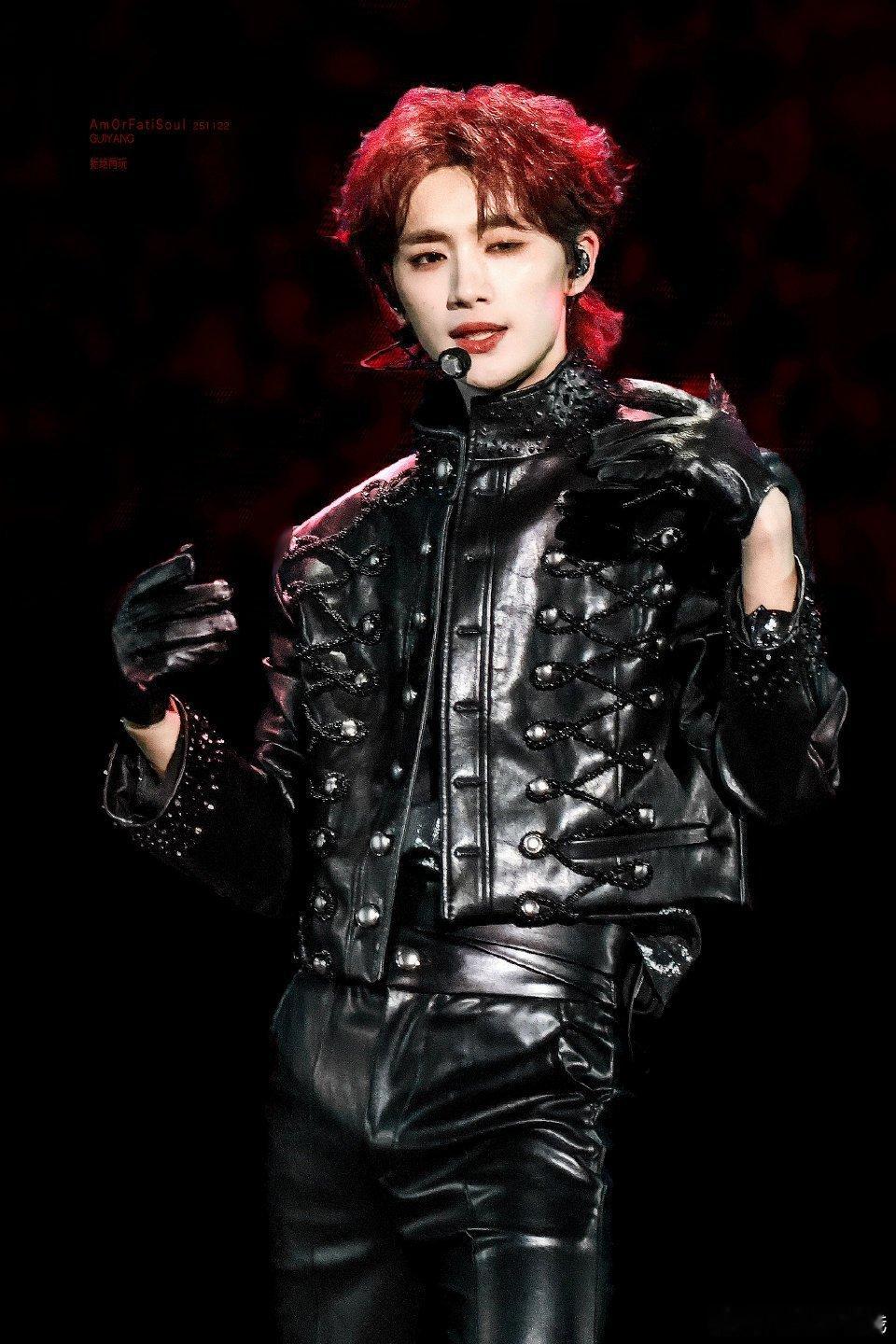 红发皮衣紧身裤，我叫丁程鑫你记住魅魔丁程鑫 