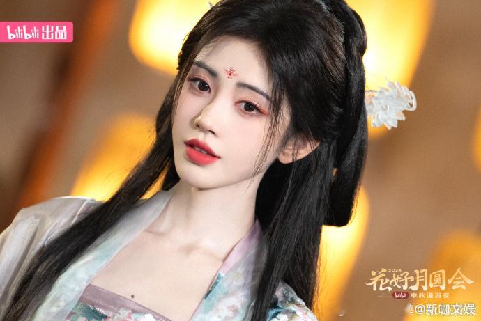 #鞠婧祎嫦娥仙子造型# ​​​#鞠婧祎花钿妆#不得不说，鞠婧祎的嫦娥仙子造型太绝