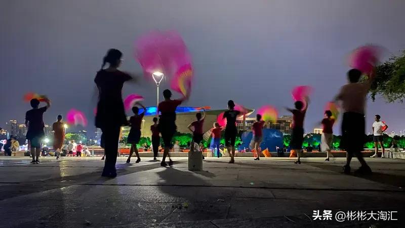 老了以后，我大概率会去跳广场舞。想想那画面就很美好，一群同龄人聚在一起，随着欢快