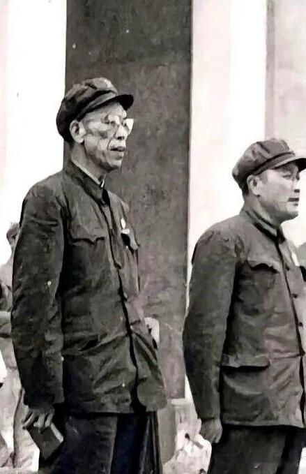 上世纪六十年代，梁兴初（左）与张国华在成都出席活动的合影。当时为稳定西南大局，毛