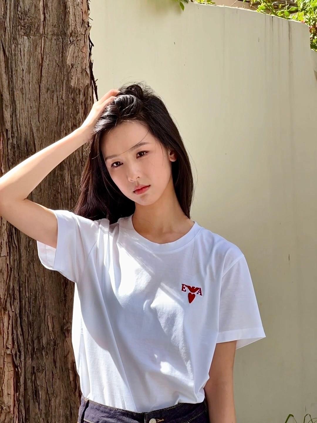 陈都灵私服白T好温柔 ​​​