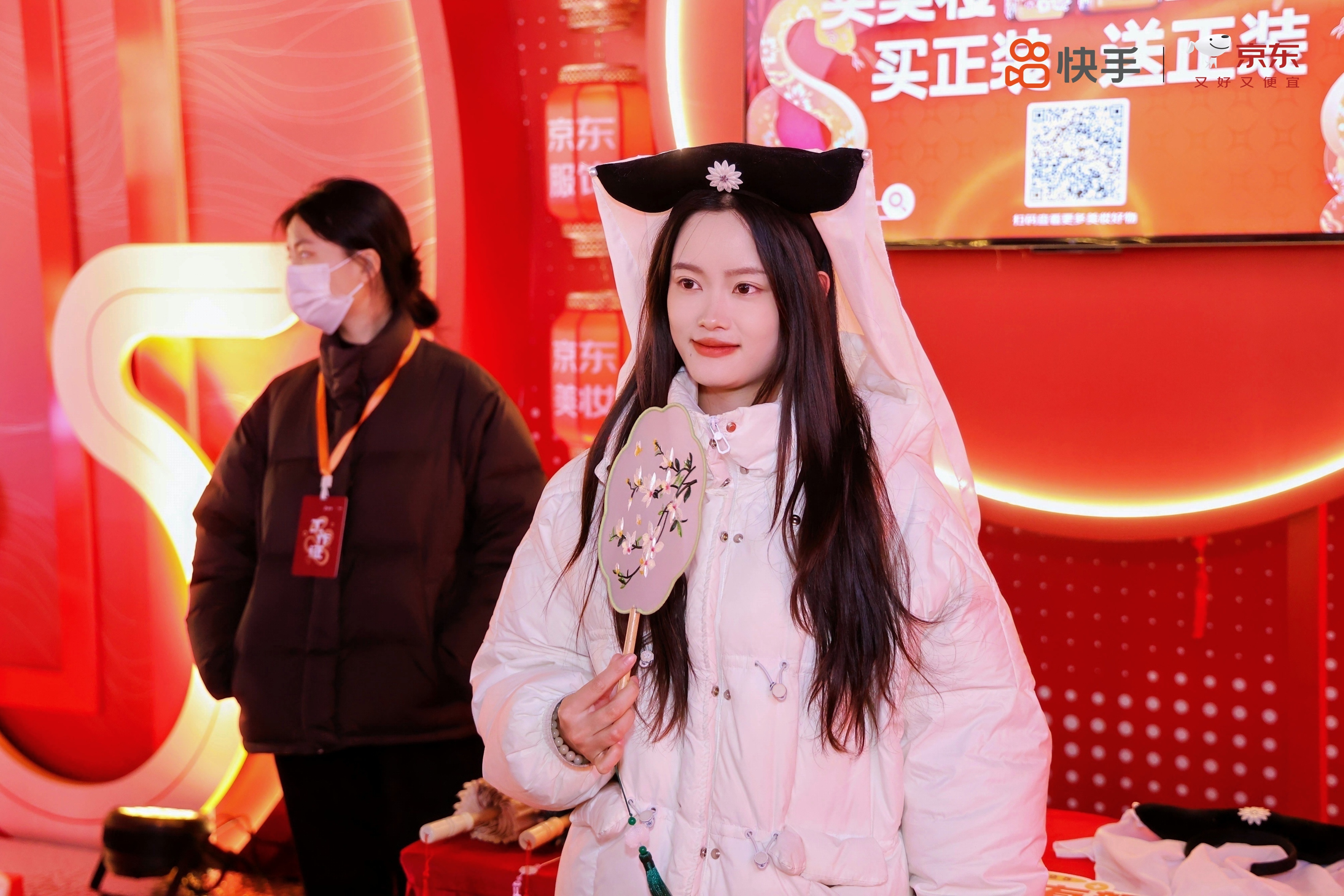 只有赵雅芝撑伞自带bgm 今日杭州西湖，偶遇白娘子与小青，原来是快shou与京D