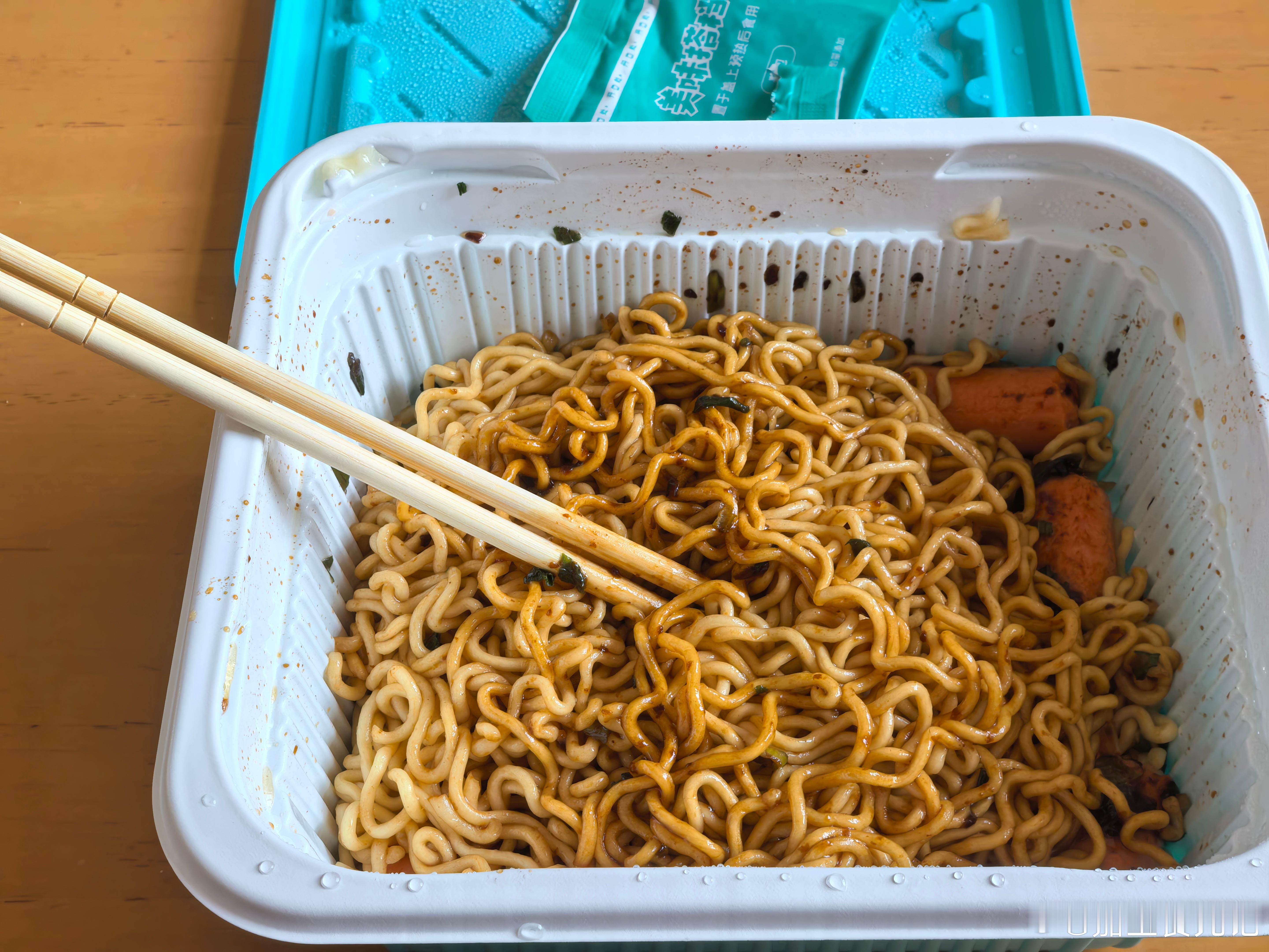 美食 不说不说白象拌面配的筷子🥢，拌面真的非常方便。拌面你们喜欢吃什么味的？我