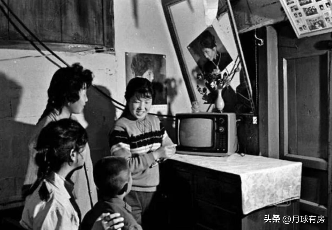 人口一跌，整个时代的逻辑都要变。

曾经支撑楼市、工厂、基建的庞大人口红利，正在