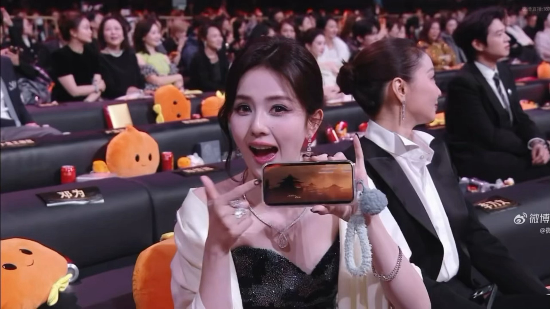 微博之夜内场这个剧宣小天才白鹿，在微博之夜也不忘安利大家去追《唐宫奇案》2025