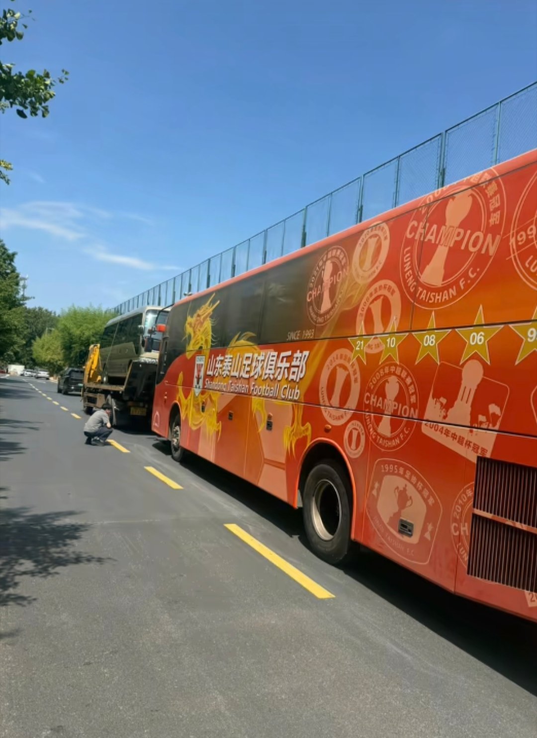 据华隆拆车发布视频: 山东泰山足球俱乐部老款大巴车报废，这么多年跟随咱们球队也是