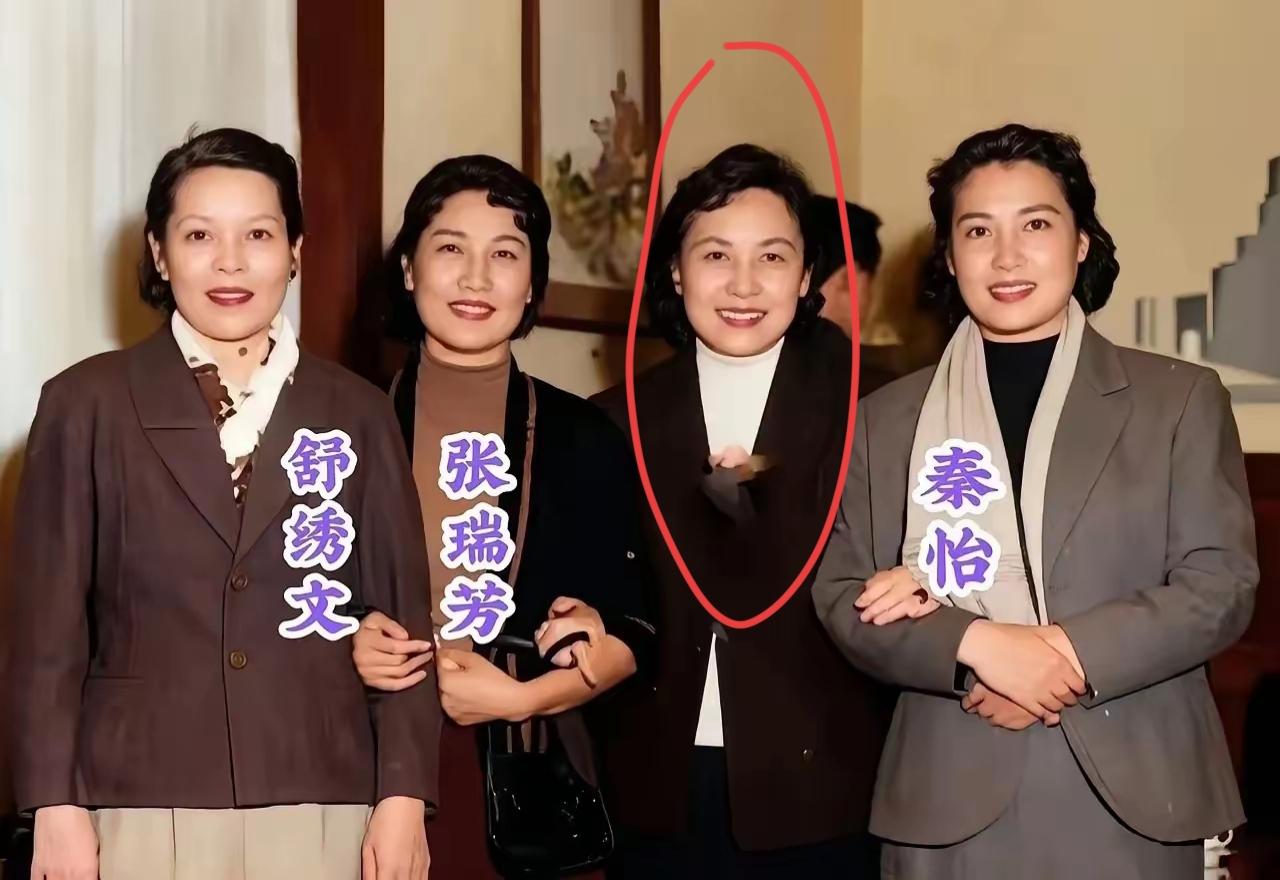 四位女士合影，面带微笑。这可都是老戏骨。中间这位是谁？青春岁月，珍惜当下。老艺术