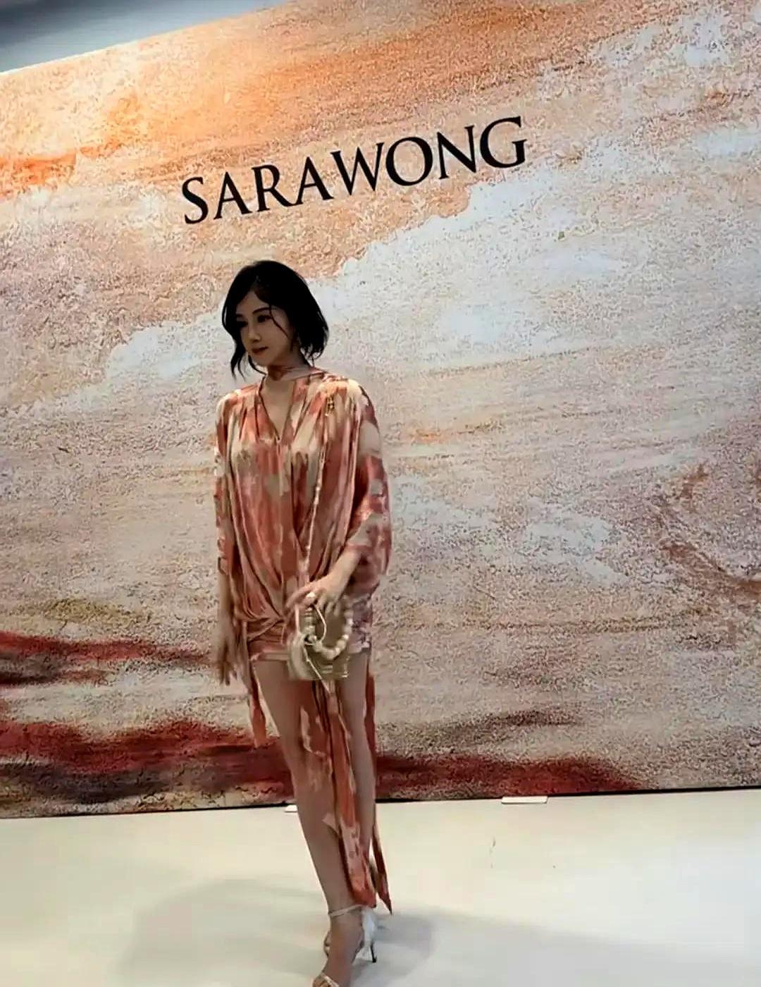 闪光灯咔嚓狂闪，三十六岁的陈小纭站在四十二岁的陈妍希身边，硬生生用发胀的脸颊，把