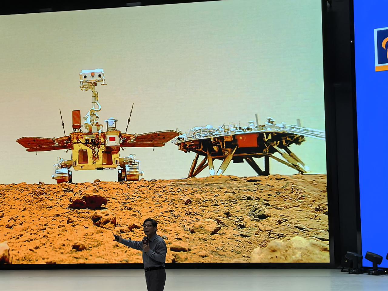 问，是学习的第一缕光
 
课桌上的玻璃镇纸里，嵌着片干枯的银杏叶。总想起小学时，