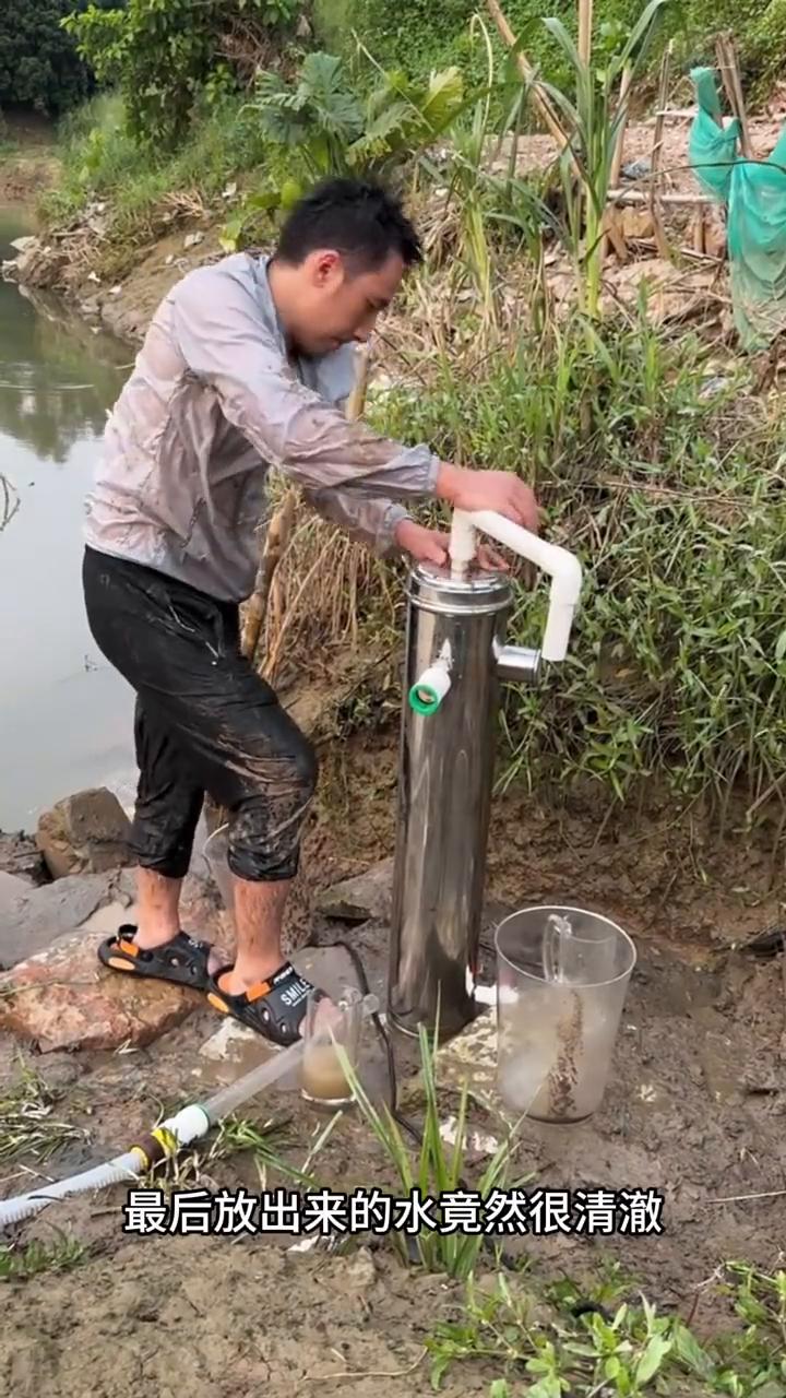 清水过滤器。
谁能想到这个小工具竟然有这作用。打一桶浑浊的水倒在容器里面，然后再