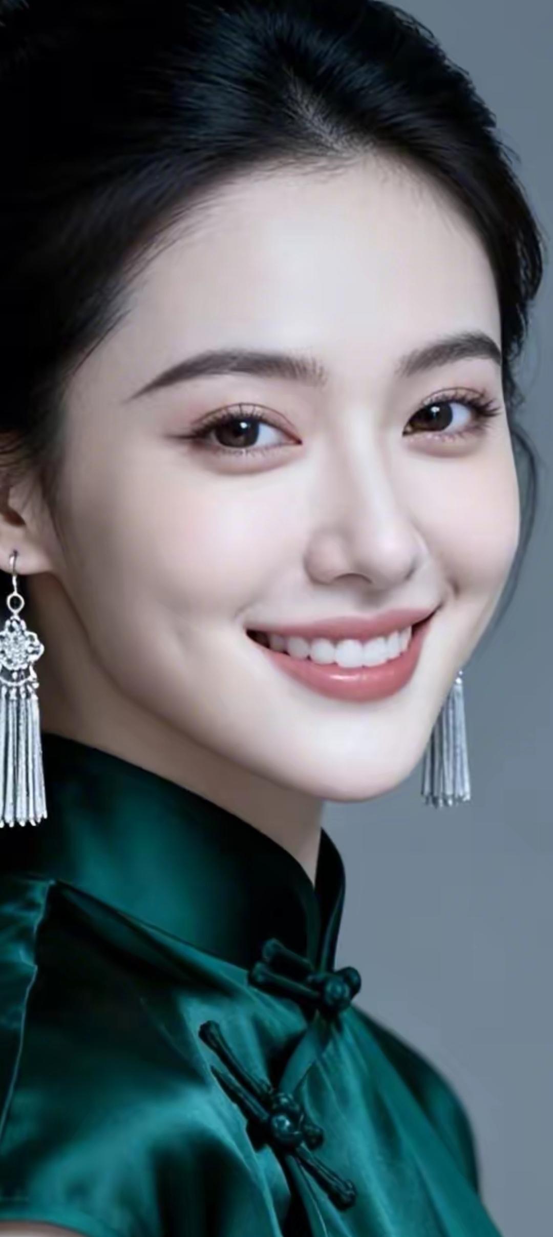 优雅复古风，复古耳环搭配绿色旗袍，尽显东方韵味！