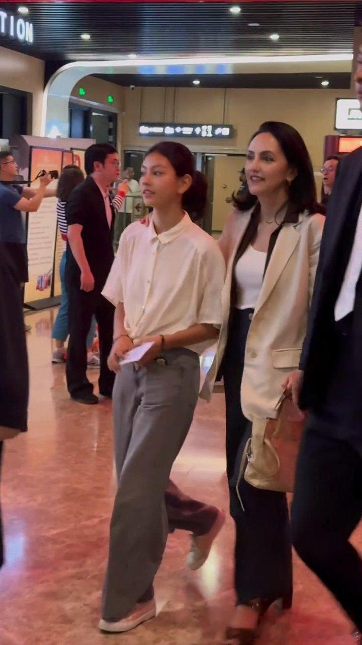 刘烨妻子女儿现身电影首映刘烨女儿越长越漂亮了刘烨女儿霓娜被偶遇和妈妈一起去看刘烨