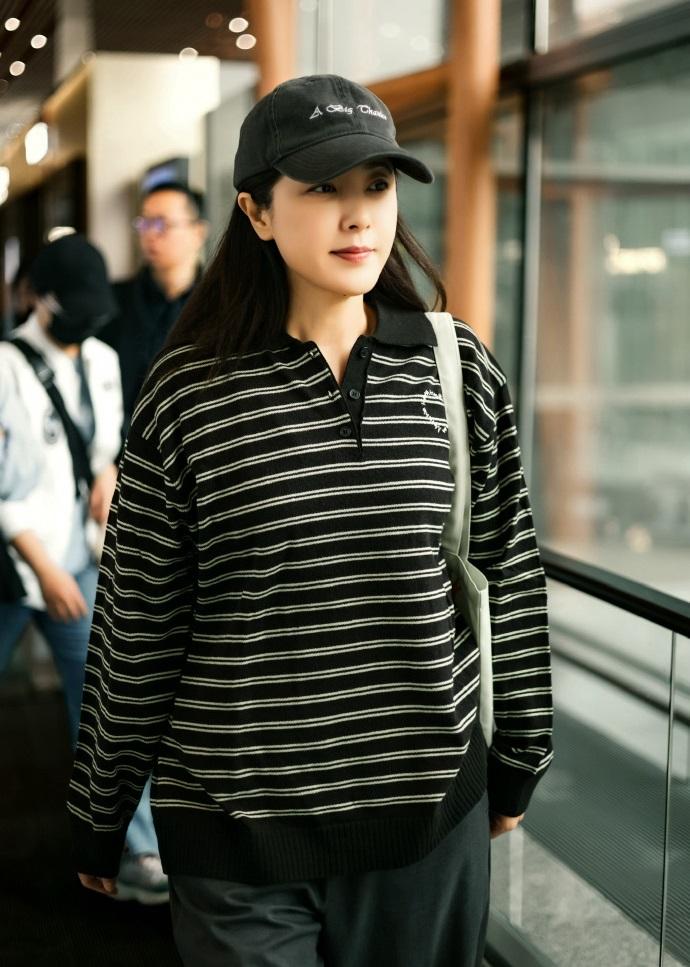 最近曾黎现身机场，她这次搭配的很简洁，看起来年轻又时尚，气质也很好。

曾黎上身