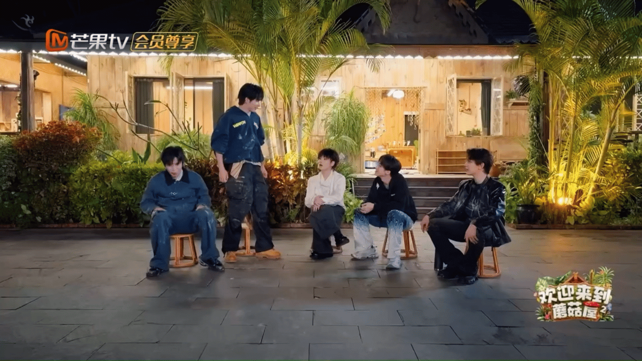 何洛洛在张颜齐怀里做俯卧撑 我不行了…壶人还是这个离谱味，人做深蹲环节都是非常浪