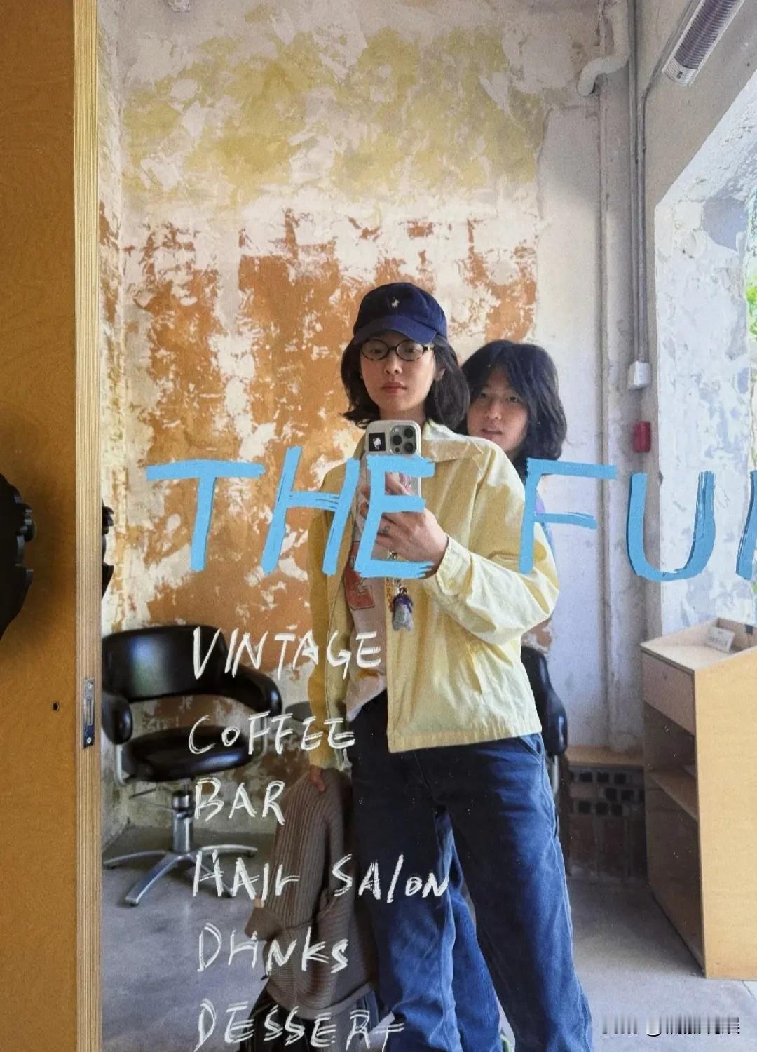 白百合带着带儿子去三里屯的理发店剪头发，儿子元宝越长越帅了，既像爸爸，也很像妈妈