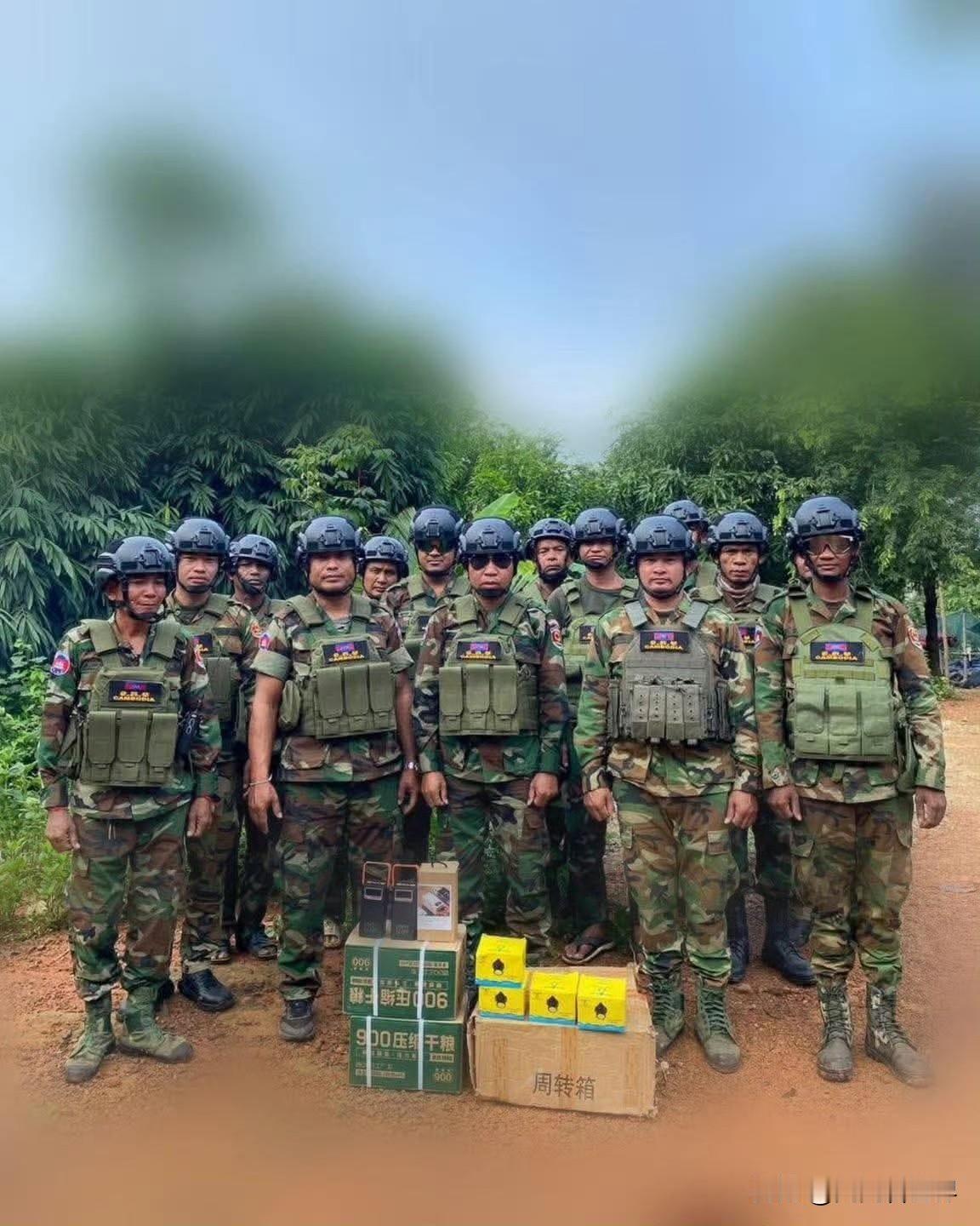 柬埔寨方面发布了照片，显示其获得了中国制的军用物资，包括移动电源（充电宝）、手电